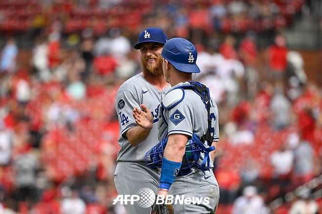 9일(한국 시각) LA 다저스와 세인트루이스 카디널스의 경기에서 마이클 코펙(왼쪽)이 경기 후 윌 스미스와 기쁨을 함께 나누고 있다. /AFPBBNews=뉴스1