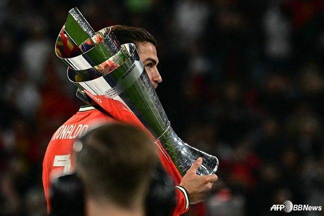 크리스티아누 호날두가 9일(한국시간) 독일 뮌헨의 알리안츠 아레나에서 열린 2024~2025시즌 유럽축구연맹(UEFA) 네이션스리그(NL) A 챔피언십 결승에서 승리한 뒤 트로피를 들고 있다. /AFPBBNews=뉴스1