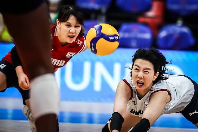 강소휘(오른쪽)가 9일(한국시간) 브라질 리우데자네이루에서 열린 2025 국제배구연맹(FIVB) VNL 1주 차 예선 2조 4차전 도중 몸을 날리고 있다. /사진=VNL 공식 홈페이지