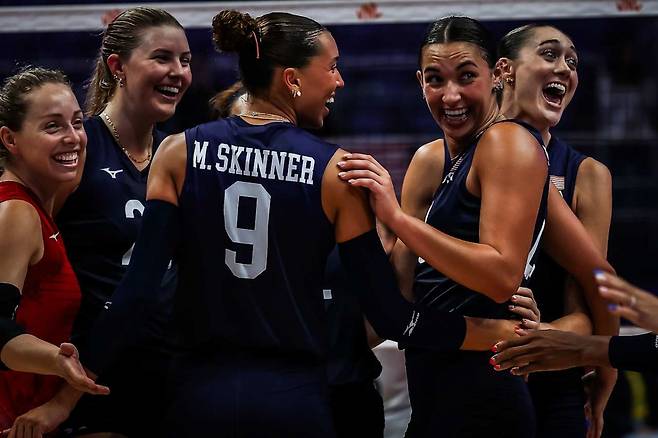 미국 여자배구대표팀이 9일(한국시간) 브라질 리우데자네이루에서 열린 2025 국제배구연맹(FIVB) VNL 1주 차 예선 2조 4차전에서 한국을 상대로 득점 후 기뻐하고 있다. /사진=VNL 공식 홈페이지