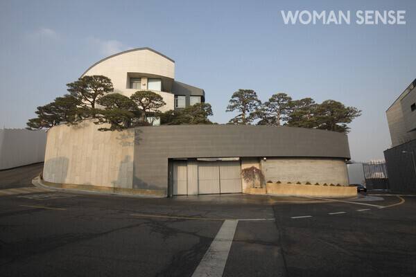 고 구본무 LG그룹 회장이 아내 김영식 여사와 두 딸(구연경 LG복지재단 대표이사, 구연수 씨)에게 상속한 이태원언덕길 내 단독주택. 사진=이종현(이오이미지)