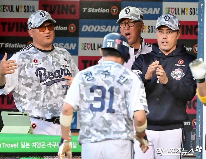 4일 오후 서울 송파구 잠실야구장에서 열린 '2025 신한 SOL Bank KBO리그' KIA 타이거즈와 두산 베어스의 경기, 3회말 1사 2루 두산 정수빈이 양의지의 1타점 적시타때 득점에 성공한 후 조성환 감독대행의 축하를 받고 있다. 엑스포츠뉴스 DB