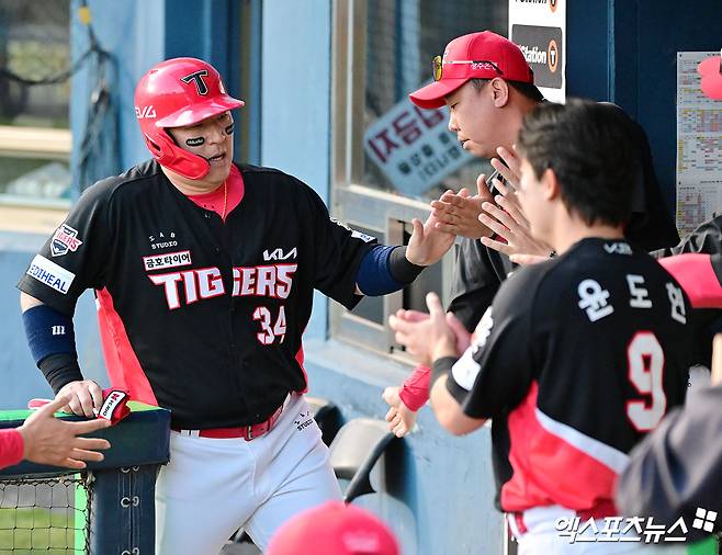 4일 오후 서울 송파구 잠실야구장에서 열린 '2025 신한 SOL Bank KBO리그' KIA 타이거즈와 두산 베어스의 경기, 4회초 무사 1,2루 KIA 최형우가 위즈덤의 1타점 적시타때 득점에 성공하고 있다. 엑스포츠뉴스 DB