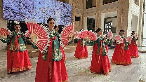 한국어문학과 학생들의 부채춤 공연 (이스탄불=연합뉴스) 김동호 특파원 = 16일(현지시간) 이스탄불대학교에서 한국어문학과 학생들이 '한국문화주간' 행사를 맞아 부채춤 무대를 선보이고 있다. 2024.10.19 dk@yna.co.kr