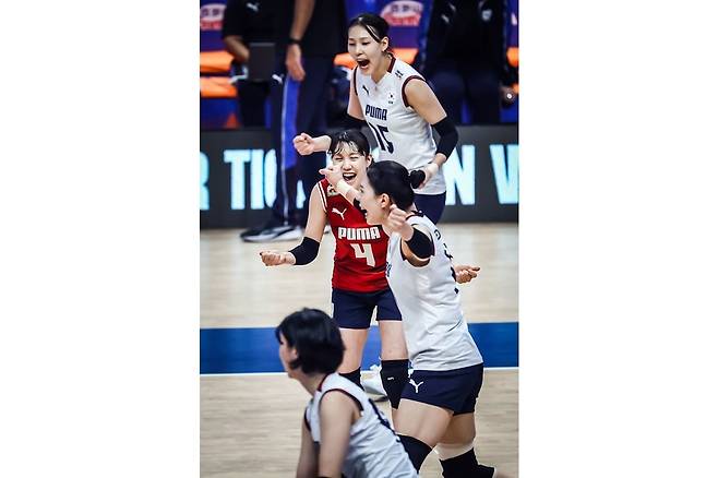 득점하고 함께 기뻐하는 한국 여자배구 대표팀 [국제배구연맹 제공. 재판매 및 DB 금지]