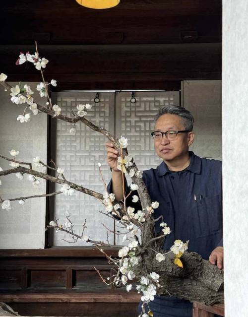 국가무형유산 '궁중채화' 보유자 최성우 씨 [국가유산청 제공. 재판매 및 DB 금지]