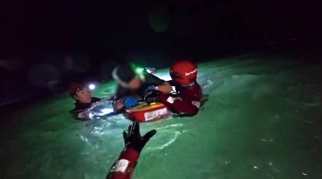 고립자 구조하는 해양경찰 [인천해양경찰서 제공. 재판매 및 DB 금지]