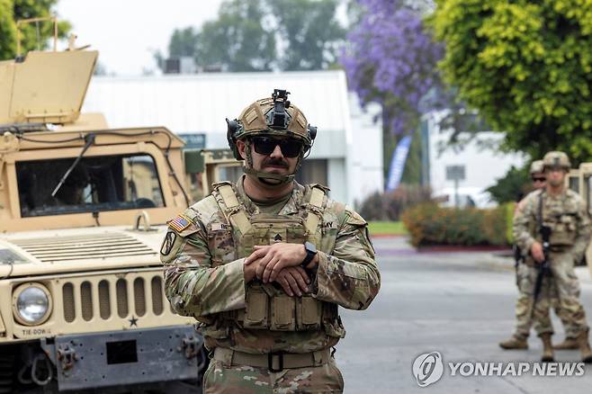 패러마운트 지역에 투입된 주방위군 (패러마운트 로이터=연합뉴스) 8일(현지시간) 미국 로스앤젤레스 패러마운트 카운티에 투입돼 주변을 경계 중인 캘리포니아 주방위군 병사들. 2025.6.8