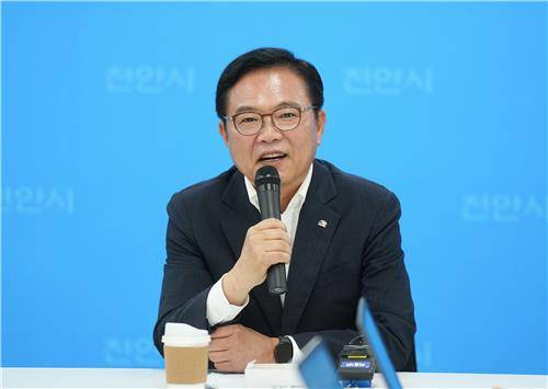 브리핑하는 김석필 시장 권한대행 [천안시 제공. 재판매 및 DB 금지]