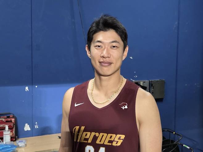 인터뷰하는 키움 송성문 (서울=연합뉴스) 하남직 기자 = 키움 주장 송성문이 8일 서울 구로구 고척스카이돔에서 취재진과 인터뷰하고 있다.