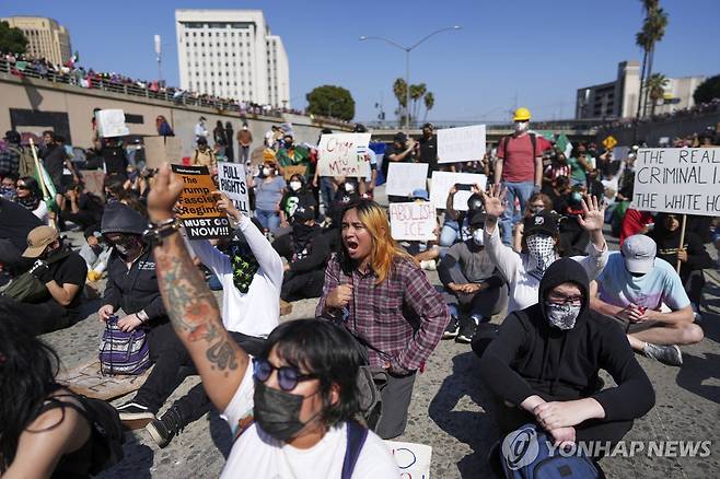 101번 고속도로 점거한 LA 시위대 [AP=연합뉴스 자료사진. 재판매 및 DB 금지]