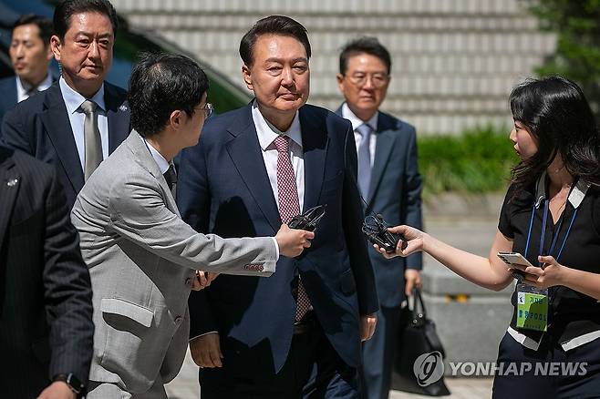 내란혐의 6차 공판 출석하는 윤석열 전 대통령 (서울=연합뉴스) 윤석열 전 대통령이 9일 서울 서초구 서울중앙지방법원에서 열린 내란 우두머리 혐의·직권남용 권리행사 방해 혐의 사건 6차 공판에 출석하고 있다. 2025.6.9 [사진공동취재단] photo@yna.co.kr