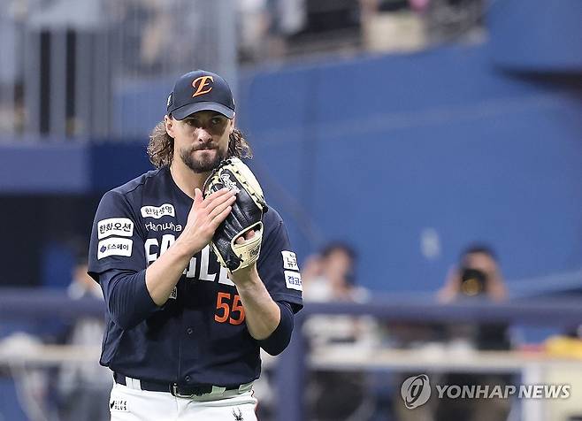 와이스 '8이닝 무실점 호투' (서울=연합뉴스) 임화영 기자 = 11일 서울 고척스카이돔에서 열린 프로야구 한화 이글스와 키움 히어로즈의 경기.
    8이닝을 무실점 호투로 마친 한화 선발 와이스가 기뻐하고 있다. 2025.5.11 hwayoung7@yna.co.kr