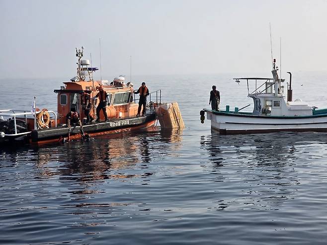 구조하는 속초해경 [속초해양경찰서 제공. 재판매 및 DB 금지]