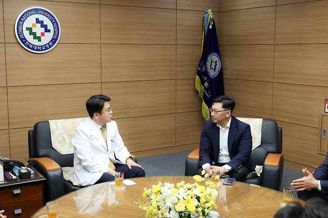 양종철 병원장(왼쪽)과 켄달 리 교수 [전북대병원 제공. 재판매 및 DB금지]