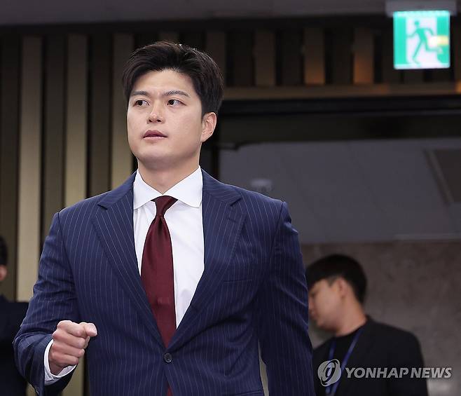 의총 참석하는 김용태 비대위원장 (서울=연합뉴스) 박동주 기자 = 국민의힘 김용태 비상대책위원장이 9일 서울 여의도 국회에서 열린 의원총회에 참석하고 있다. 2025.6.9 pdj6635@yna.co.kr