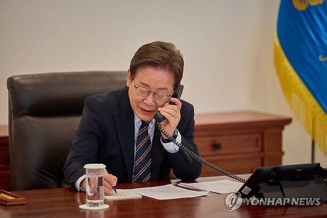 이재명 대통령, 일본 총리와 통화 (서울=연합뉴스) 이재명 대통령이 9일 서울 용산 대통령실에서 이시바 시게루 일본 총리와 전화 통화를 하고 있다. 2025.6.9 [대통령실 제공. 재판매 및 DB 금지] photo@yna.co.kr