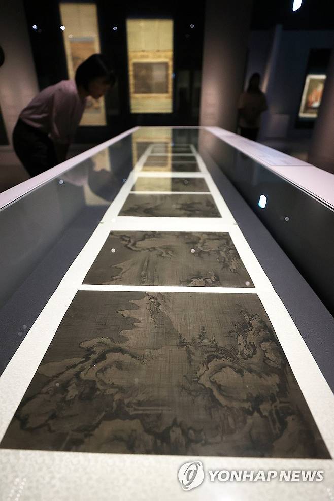 조선 전기 미술 (서울=연합뉴스) 강민지 기자 = 9일 서울 용산구 국립중앙박물관에서 열린 용산 개관 20주년 기념 특별전 '새 나라 새 미술: 조선 전기 미술 대전'에서 관계자가 '사시팔경도'를 둘러보고 있다. 전시는 15~16세기 도자, 서화, 불교미술 등을 선보인다. 2025.6.9 mjkang@yna.co.kr