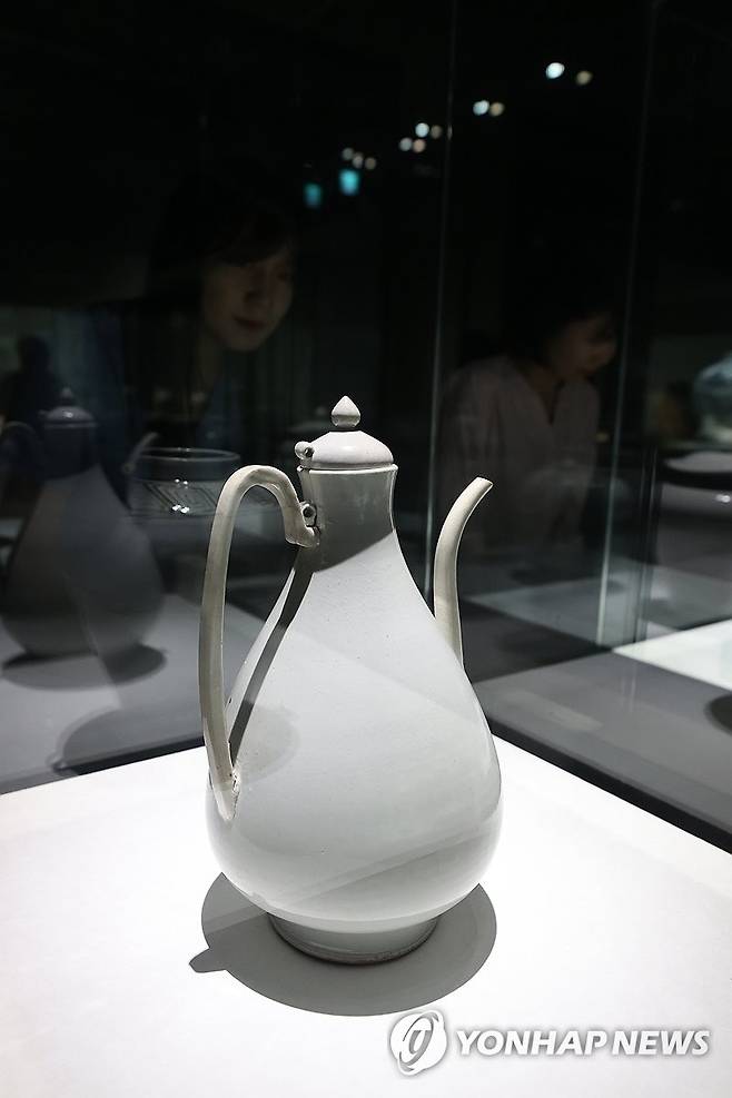 조선 전기 도자 (서울=연합뉴스) 강민지 기자 = 9일 서울 용산구 국립중앙박물관에서 관계자가 용산 개관 20주년 기념 특별전 '새 나라 새 미술: 조선 전기 미술 대전'을 둘러보고 있다. 전시는 15~16세기 도자, 서화, 불교미술 등을 선보인다. 2025.6.9 mjkang@yna.co.kr