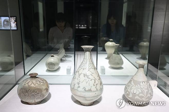 조선 전기 도자 (서울=연합뉴스) 강민지 기자 = 9일 서울 용산구 국립중앙박물관에서 관계자가 용산 개관 20주년 기념 특별전 '새 나라 새 미술: 조선 전기 미술 대전'을 둘러보고 있다. 전시는 15~16세기 도자, 서화, 불교미술 등을 선보인다. 2025.6.9 mjkang@yna.co.kr