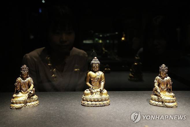 조선의 불교미술 (서울=연합뉴스) 강민지 기자 = 9일 서울 용산구 국립중앙박물관에서 관계자가 용산 개관 20주년 기념 특별전 '새 나라 새 미술: 조선 전기 미술 대전'을 둘러보고 있다. 전시는 15~16세기 도자, 서화, 불교미술 등을 선보인다. 2025.6.9 mjkang@yna.co.kr