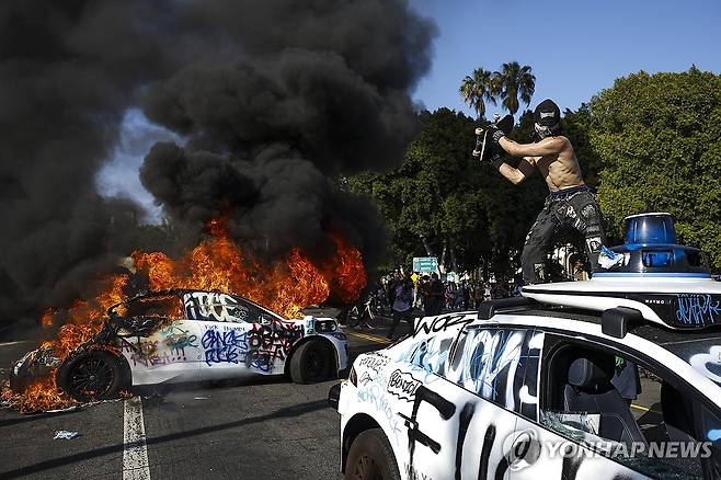 자율주행차 부수는 시위대 [EPA=연합뉴스 자료사진. 재판매 및 DB 금지]