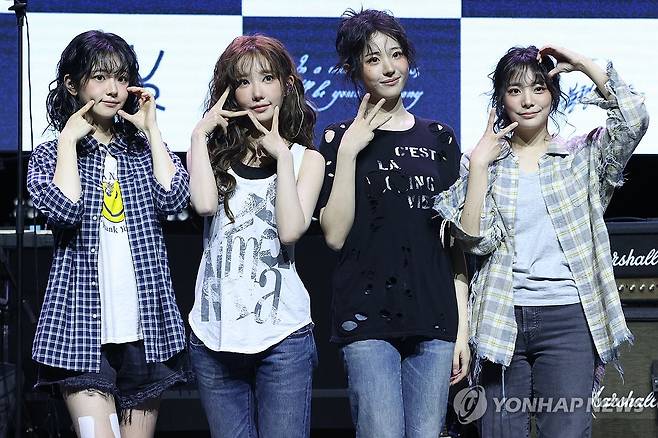 QWER 컴백 쇼케이스 (서울=연합뉴스) 강민지 기자 = 그룹 QWER(큐더블유이알)이 9일 서울 서대문구 예스24 원더로크홀에서 열린 미니 3집 '난 네 편이야, 온 세상이 불협일지라도' 발매 기념 쇼케이스에서 포즈를 취하고 있다. 2025.6.9 mjkang@yna.co.kr