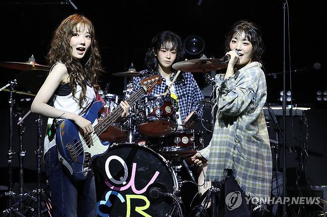 쇼케이스 무대하는 QWER (서울=연합뉴스) 강민지 기자 = 그룹 QWER(큐더블유이알)이 9일 서울 서대문구 예스24 원더로크홀에서 미니 3집 '난 네 편이야, 온 세상이 불협일지라도' 발매 기념 쇼케이스 무대를 선보이고 있다. 2025.6.9 mjkang@yna.co.kr