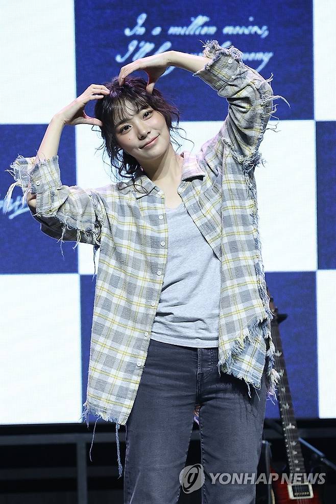 하트 만든 시연 (서울=연합뉴스) 강민지 기자 = 그룹 QWER(큐더블유이알)의 시연이 9일 서울 서대문구 예스24 원더로크홀에서 열린 미니 3집 '난 네 편이야, 온 세상이 불협일지라도' 발매 기념 쇼케이스에서 포즈를 취하고 있다. 2025.6.9 mjkang@yna.co.kr