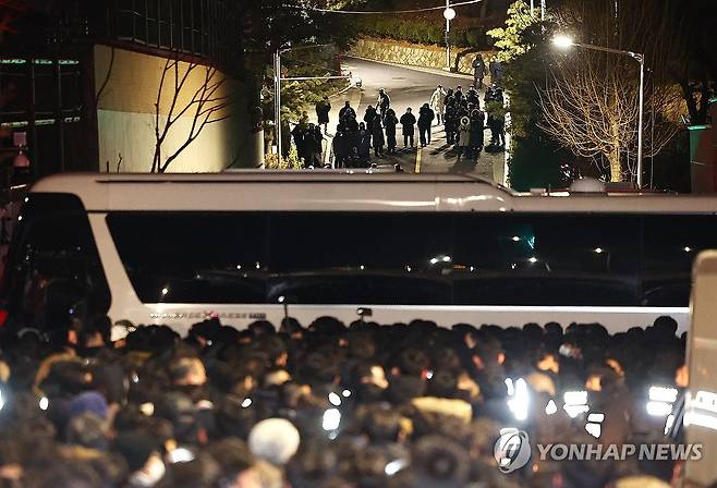 긴장감 속 대통령 관저 (서울=연합뉴스) 서대연 기자 = 고위공직자범죄수사처(공수처)와 경찰이 윤석열 대통령에 대한 2차 체포영장 집행에 나선 지난 1월 15일 용산구 한남동 대통령 관저에서 경호 관계자들이 대기를 하고 있다. 2025.1.15 dwise@yna.co.kr