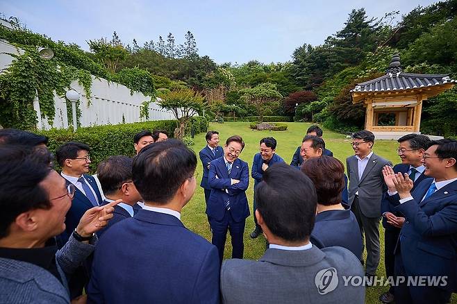 이재명 대통령, 여당 지도부와 만찬 (서울=연합뉴스) 한상균 기자 = 이재명 대통령이 7일 서울 한남동 관저에서 만찬에 참석한 더불어민주당 지도부 의원들과 대화하고 있다. 2025.6.8 [이재명 대통령 SNS 캡처. 재판매 및 DB 금지] xyz@yna.co.kr