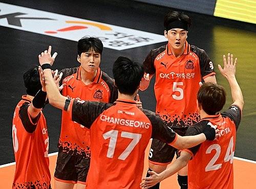 득점 후 기뻐하는 OK저축은행 선수들 (서울=연합뉴스) 6일 안산 상록수체육관에서 열린 도드람 2024-2025 V리그 남자부 OK저축은행과 대한항공 경기에서 OK저축은행 선수들이 득점 후 기뻐하고 있다. 2025.3.6 [한국배구연맹 제공. 재판매 및 DB 금지] photo@yna.co.kr