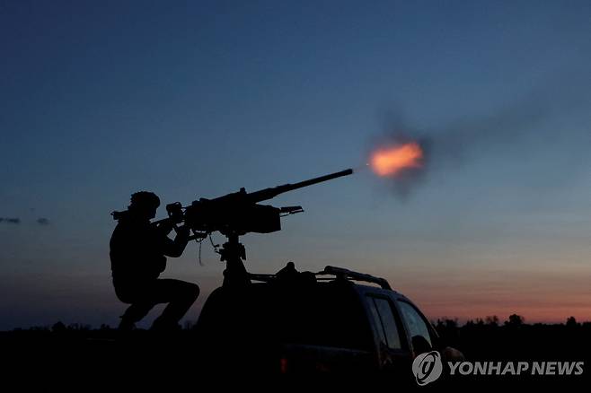 대공 기관총을 쏘는 우크라이나 병사 [로이터 연합뉴스 자료사진 재판매 및 DB 금지]