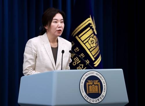 유정 대통령실 대변인이 10일 서울 용산 대통령실 청사에서 ‘국민추천제’ 등 현안 관련 브리핑을 하고 있다. 2025.6.10 /연합뉴스