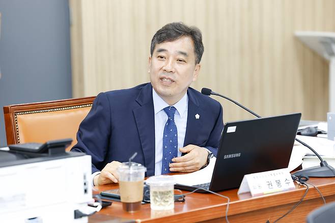 ▲ 권봉수 구리시의원이 공용 차량의 활용도가 낮은 실태를 지적하며 시민과 공유할 것을 제안하고 있다./사진제공=구리시의회