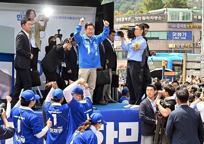 ▲&nbsp;이재명 대통령이 지난 5월 수원 영동시장 일대에서 후보자 지역 유세를 벌이는 모습./인천일보DB