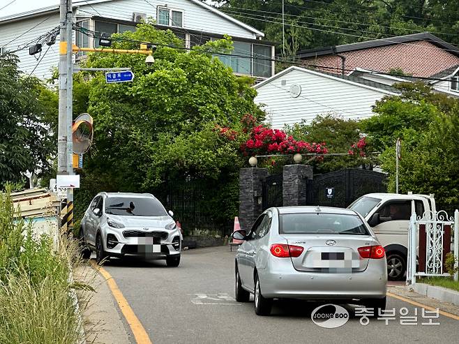 10일 오전 인천 남동구 수산동에 위치한 삼거리에서 반대편 시야 확보가 되지 않은 차량들이 급제동을 하고 있다. 사진=장수빈기자