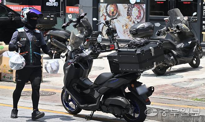 이재명 대통령의 공정경제 실현을 위한 공약이었던 '배달플랫폼 수수료 상한제' 도입에 대한 관심이 커지고 있는 가운데 9일 오전 수원시 팔달구 한 배달 전문매장 앞에서 배달라이더가 포장 음식을 옮기고 있다. 김경민기자