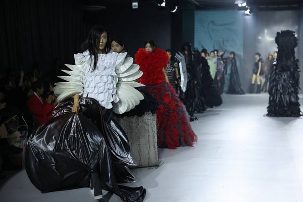 인천대 패션산업학과가 주최한 제34회 졸업패션쇼 '감(感)'이 지난 6월 5일, 서울 중구 DDP 패션몰 5층 서울패션창작스튜디오에서 두 차례 성황리에 개최되며 막을 내렸다.<인천대 제공>
