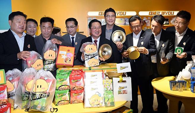 대전시는 9일 전국 최초 캐릭터 라면인 '대전 꿈돌이 라면'을 출시했다. '꿈씨 캐릭터 굿즈 팝업전시장'에서 판매하는 꿈돌이 라면 모습. 사진은 이성희 기자