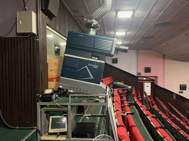 광주극장에서 지난 8일 영사기 교체를 앞두고 ‘마지막 상영회’가 열렸다. 마지막 상영을 앞둔 영사기 CP2000S의 모습.   <광주극장 제공>