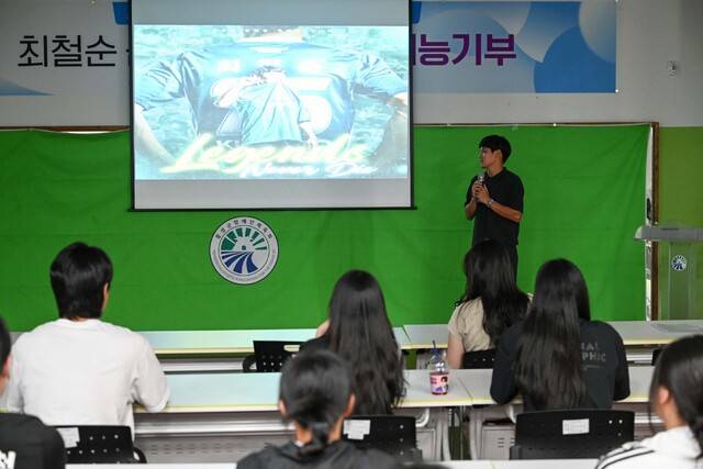 전북현대모터스FC 베테랑 수비수 최철순이 지난 5일 충남 홍성군장애인스포츠센터 2층 회의실에서 '최철순의 길: 원클럽맨의 철학'을 주제로 특강했다. 홍성군 제공
