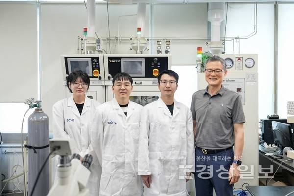 (오른쪽부터)백종범 교수, 루난 관 박사(제1저자), 창칭 리 박사(제1저자), 구지원 연구원(제1저자). UNIST 제공