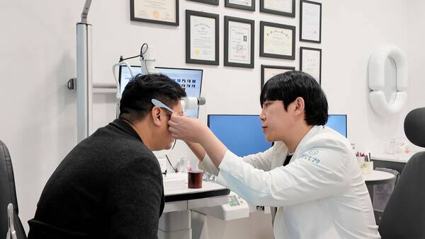 김창현 창원 밝은힐링안과 원장이 환자를 살펴보고 있다. /밝은힐링안과&nbsp;