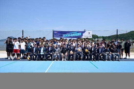 '제4회 거제시체육회장기 청소년 3x3 농구대회' 참가팀과 변광용 시장 등이 다함께 모여 기념사진을 찍고 있다.