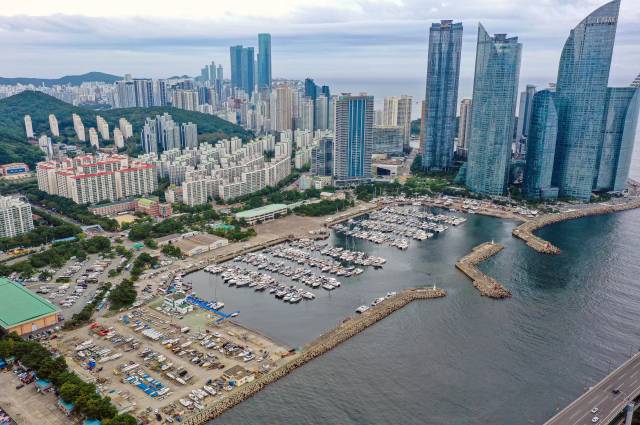 상공에서 촬영한 수영만 요트경기장 전경. 김종진 기자 kjj1761@