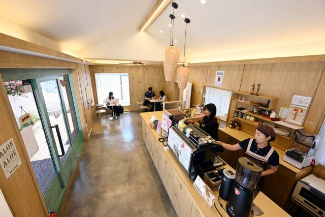 커피를 만들고 있는 김승희(오른쪽) 파트너와 김소현 청년매니저.