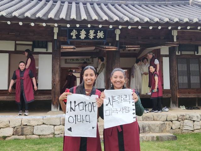 신라문화원이 서악마을 도봉서당에서 외국인들을 상대로 화랑체험행사를 진행하고 있다. 신라문화원 제공