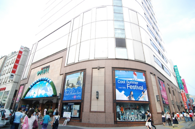 2022년 2월 지역 향토백화점인 대구백화점 본점이 문을 닫았다. <영남일보DB>