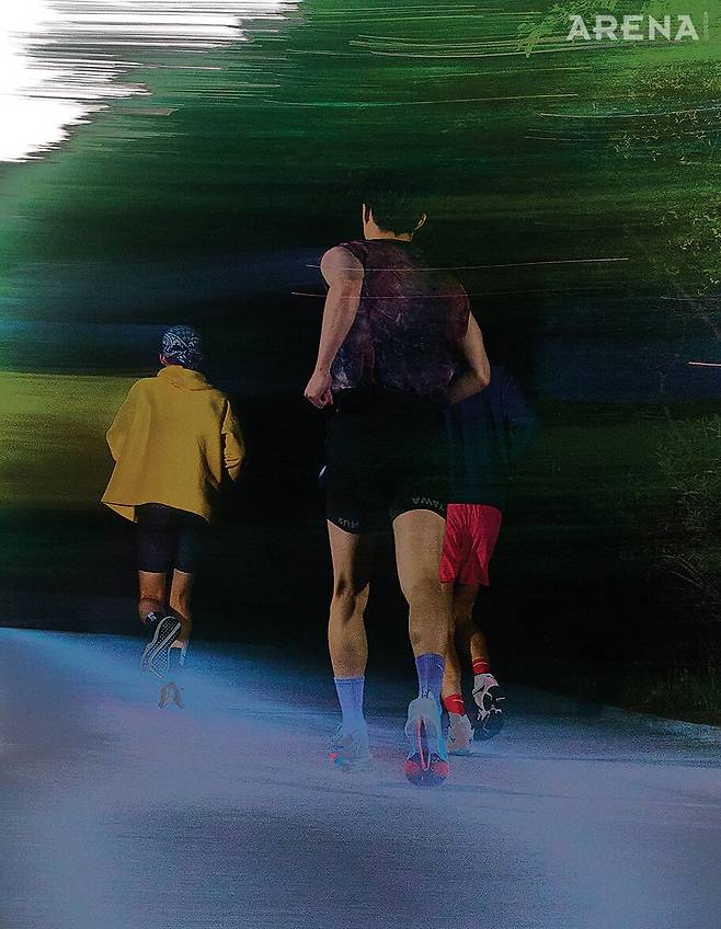 (왼쪽부터) 개나리색 후드 톱 가격미정 발렌시아가, 레깅스 쇼츠 7만9000원 언더아머, 모노그램 패턴 스카프 가격미정 루이 비통, 양말 가격미정·스니커즈 9만9000원 모두 나이키 제품. 타이다이 슬리브리스 톱 8만원 살로몬, 러닝 쇼츠 가격미정 새티스파이, 양말 가격미정·러닝 스니커즈 33만9000원 모두 나이키 제품. 스웨트 셔츠 가격미정 폴로 랄프 로렌, 분홍색 쇼츠 12만9000원 파타고니아, 양말 가격미정·스니커즈 21만원 모두 살로몬 제품.